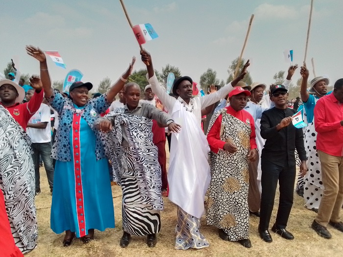 Abasaza bari bishimye bigaragara ku maso