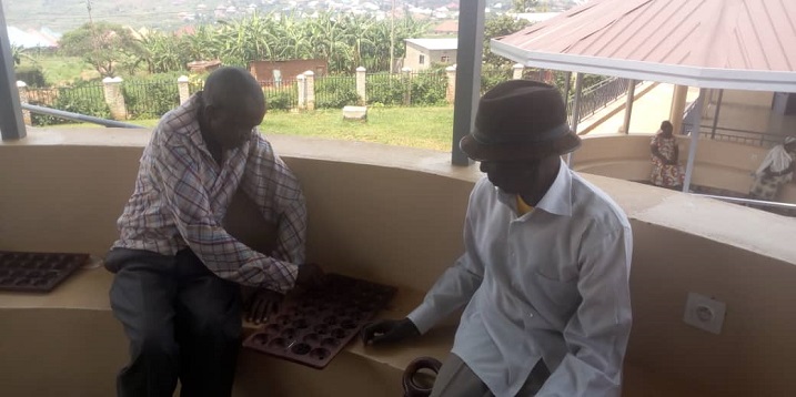 Abasaza iyo baruhuka bahugira mu mikino itandukanye nk'igisoro