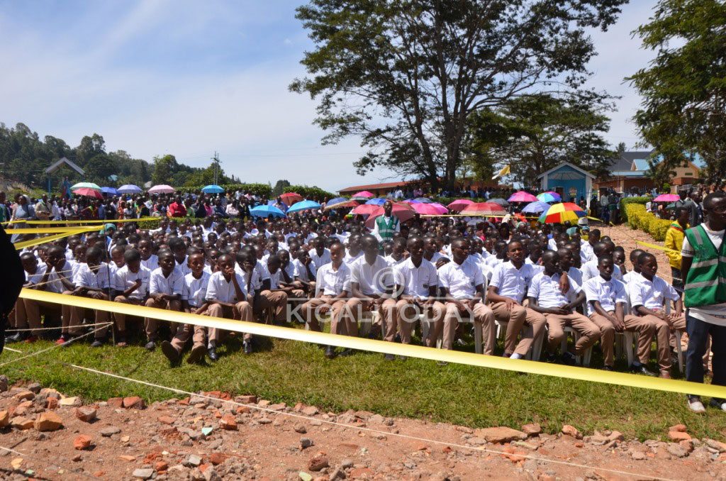 Urubyiruko rwiga muri diyoseze ya Cyangugu yayoboraga rwaje kumuherekeza