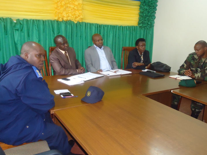 Abasenateri bari mu nama n'ubuyobozi bw'akarere ka Gicumbi.