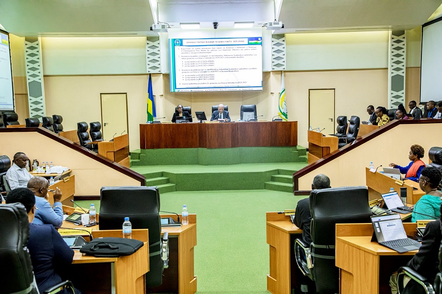 Abasenateri muri icyo kiganiro