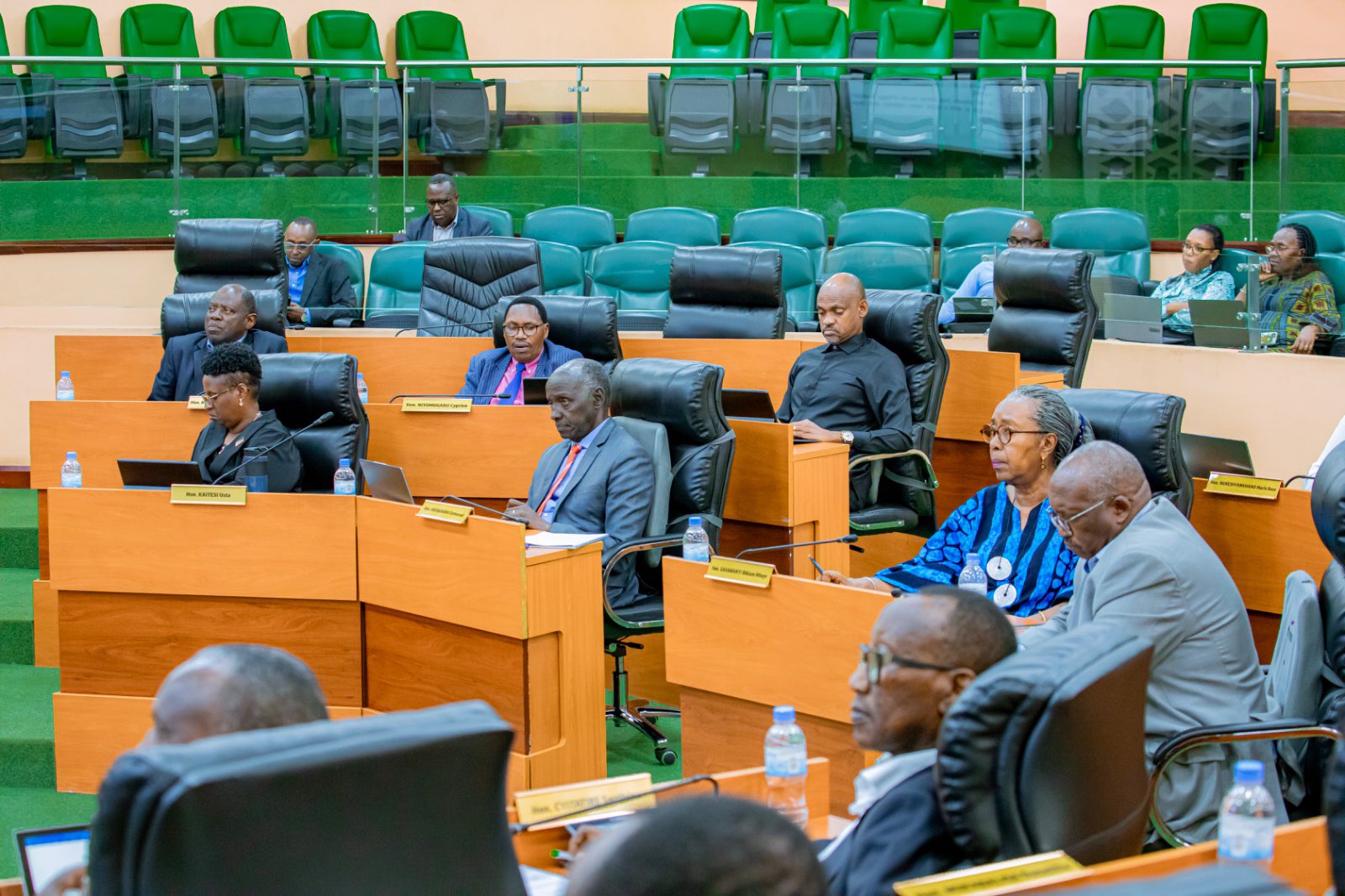 Abasenateri bagaragaje ibibazo babonye mu mavuriro y'ibibanze