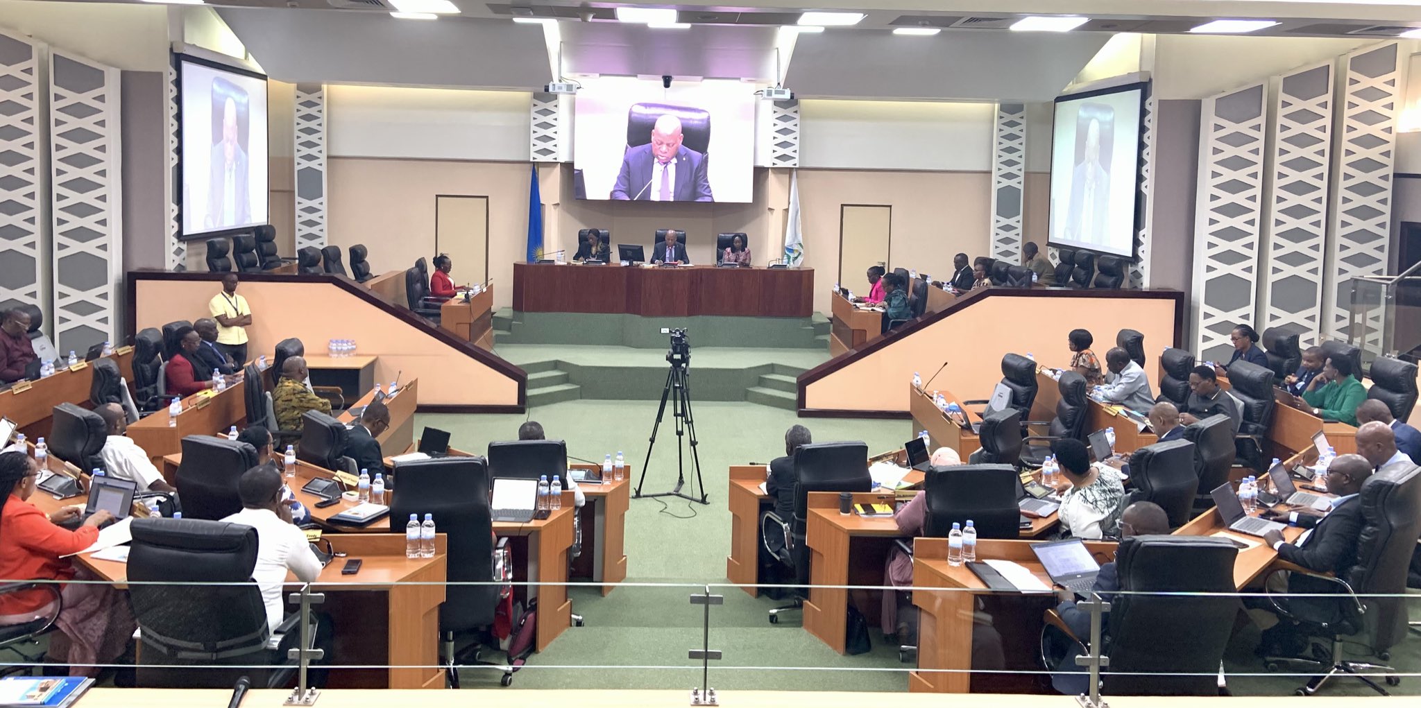 Abasenateri batangiye umwiherero w