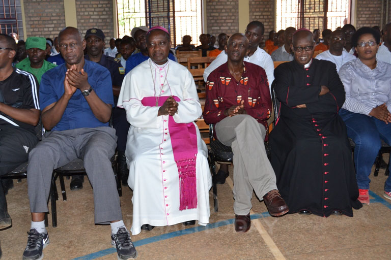 Abasenyeri n'abayobozi batandukanye bari bitabiriye icyo kiganiro 