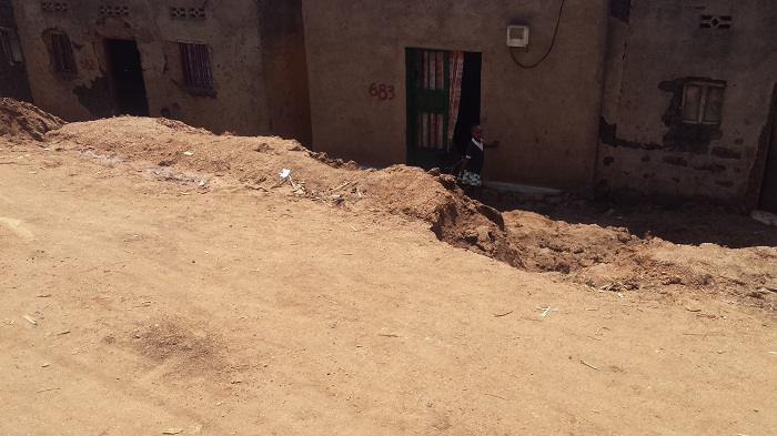 Umuhanda uri hejuru y'amazu amazi akava mu muhanda yinjira mu mazu