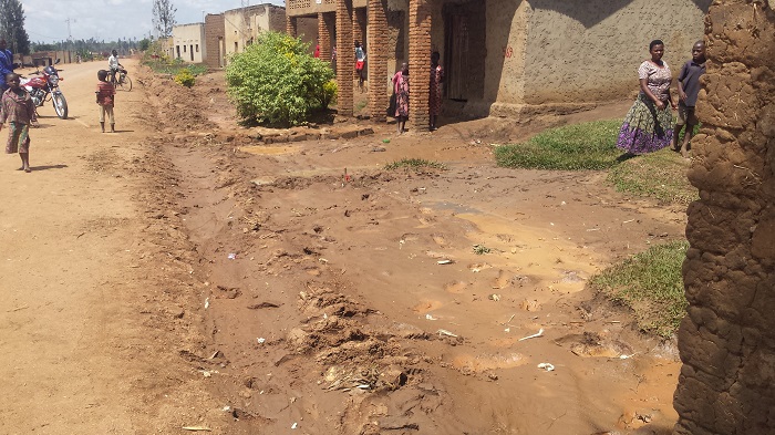 Uruhande rumwe amazi yasibye amayira hagati y'inzu z'abaturage