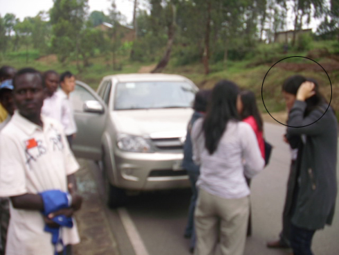 Uwakomeretse ni uwambaye ibyumukara wifashe mu mutwe.