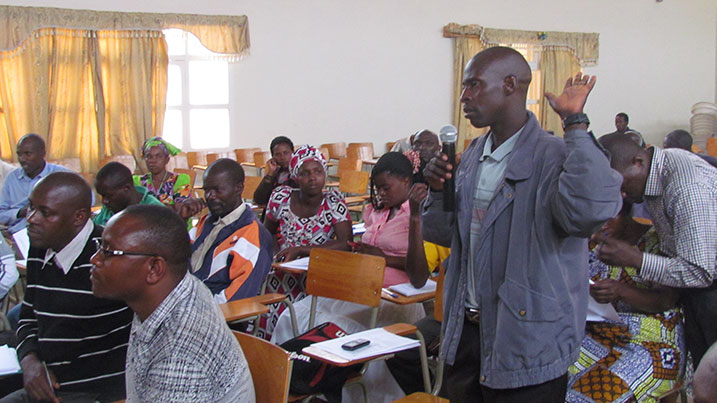 Abashinzwe gutanga ifumbire mu baturage bavuga ko batorohewe kuko utishyuzwa na Rwiyemezamirimo yishyuzwa na Koperative kandi harimo abamaze kwishyura.