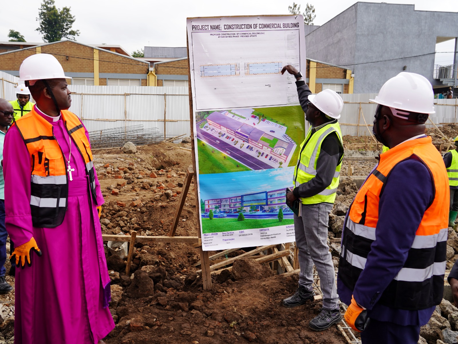 Abashinzwe ubwubatsi bagaragarije ubuyobozi ibizakorwa muri uwo mushinga wo kubaka