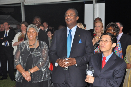 Bamwe mu bashyitsi bitabiriye ibirori bateze amatwi ijambo Ambasaderi Twala yabagezagaho.