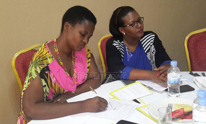 Umuyobozi wungirije ushinzwe imbereho myiza mu Mujyi wa Kigali Patricie Muhongerwa (Ubanza ibumoso) yakoranye inama na bamwe mu bafatanyabikorwa