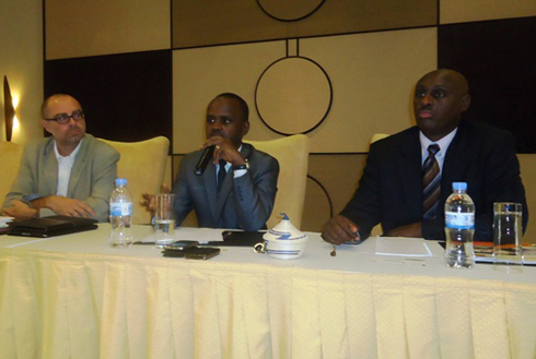 Uhereye ibumoso: Abayobozi bungirije muri PSF na RDB, hamwe n