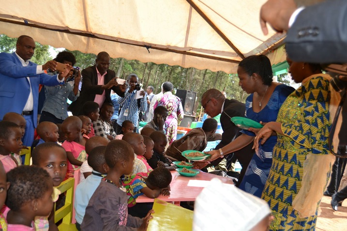 Abashyitsi bakuru bagaburiye abana indyo yuzuye yatangiweho inyigisho.