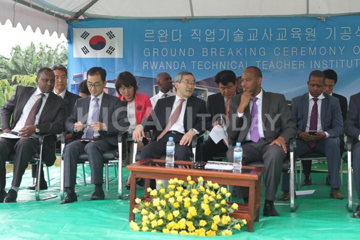 Abashyitsi bakuru bari bitabiriye uyu muhango.