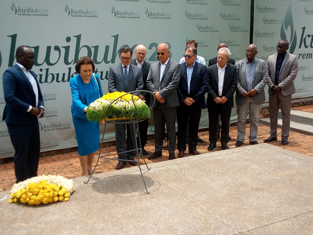 Abashyitsi bunamiye inzirakarengane zishyinguye mu rwibutso rwa Kigali ruri ku Gisozi