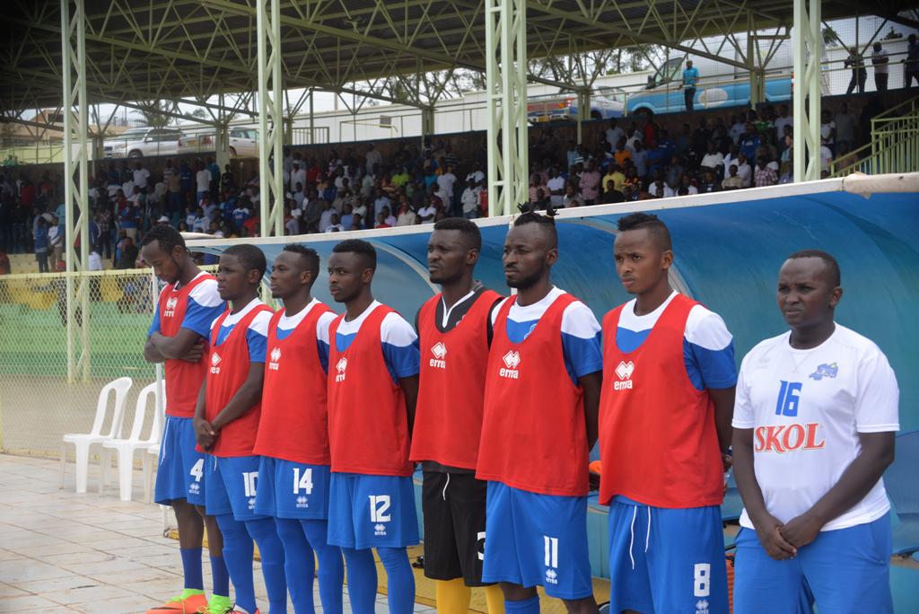 Bamwe mu bakiinnyi ba Rayon Sports basanzwe babanzamo babanje hanze, aha hafatwaga umunota wo kwibuka Jenoside yakorewe Abatutsi mu mwaka wa 1994