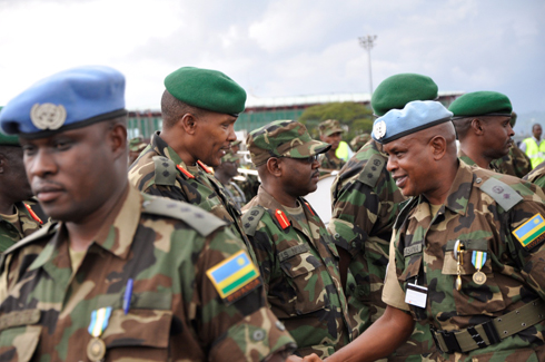 Mu byishimo byinshi na morare, ingabo z'u Rwanda zakiriwe n'umugaba w'ingabo zirwanira ku ubutaka Lt Gen. Ceaser Kayizari hamwe n'abandi basirikare bakuru.