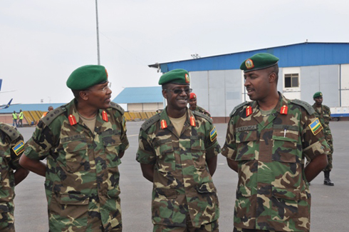 Abayobozi bakuru mu gisirikare bari baje kwakira abasirikare bavuye mu butumwa bw