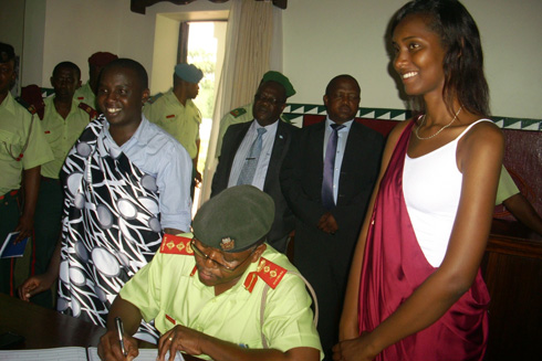 Col Thomamo Makalo yandika mu gitabo cy'abashyitsi.