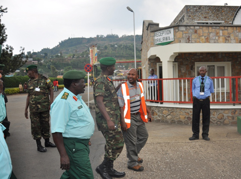 Abasirikare basura uruganda rwa Bralirwa.