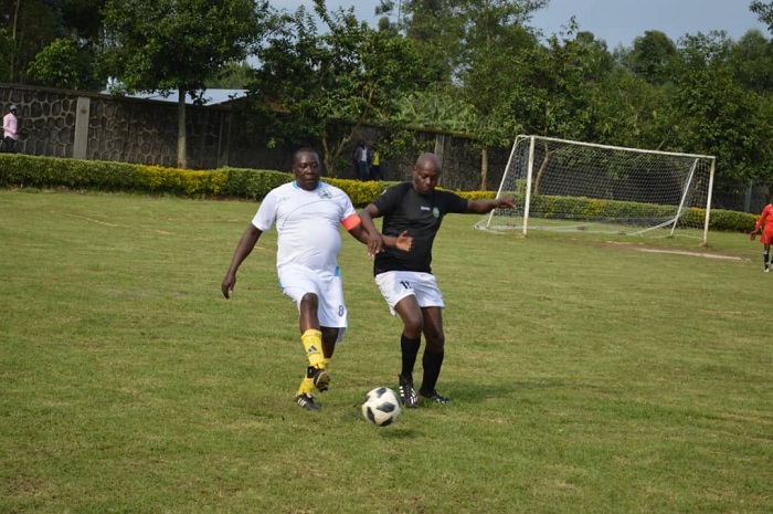 Guverineri Gatabazi abuza umukinnyi w'ikipe ya gisirikare gusatira izamu rye