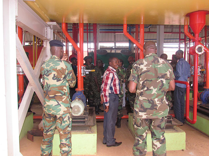 Abasirikari basobanuriwe buri gice cy'uruganda n'ibigikorerwamo.