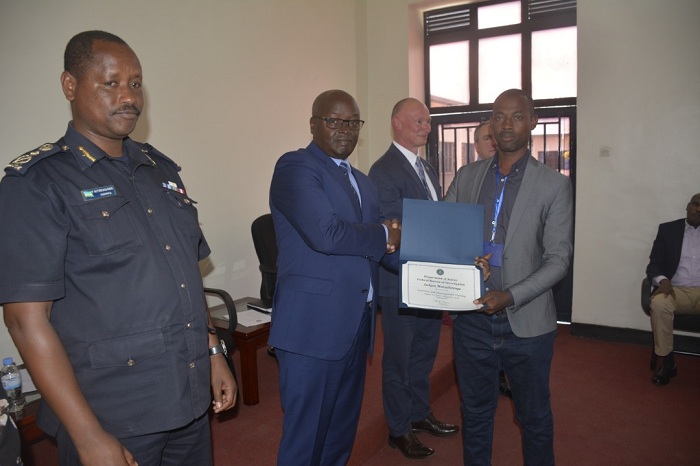 Abasoje amahugurwa bahawe Certificat