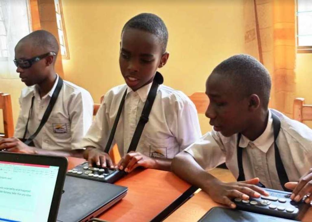 Imashini zifashishwa mu kwigisha abana batabona zirahenda cyane