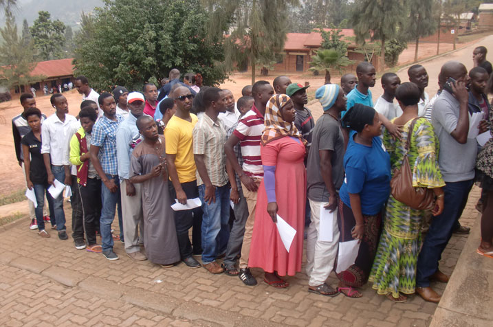 Abatari bafite amakarita y'itora bemerewe gutora bahawe impapuro zindi zibibemerera.