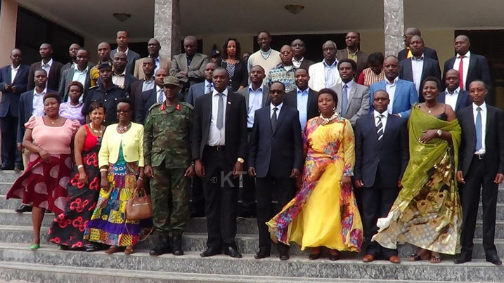 Abatashye inyubako y'Akarere bafashe ifoto y'urwibutso