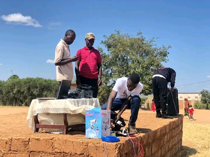 Abatekinisiye bateguraga indangururamajwi kugira ngo zidatenguha umukandida Perezida Mpayimana