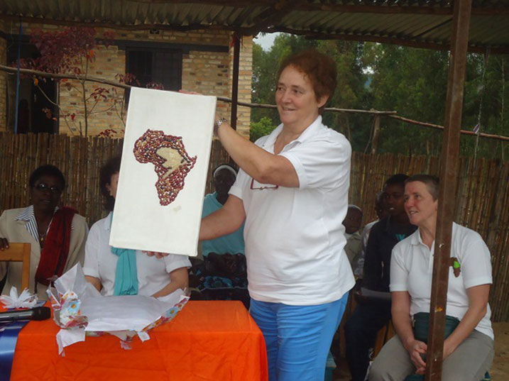 Abaterankunga b'ishuri bishimiye impano bagenewe.