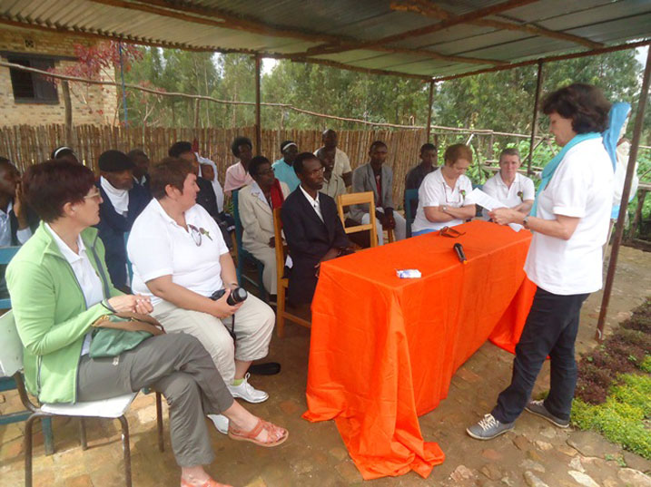 Abaterankunga bavuga ko bazakomeza gufasha iri shuri.