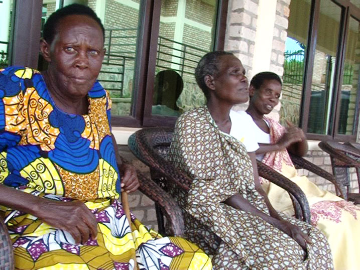 Bamwe mu batishoboye bo mu murenge wa Ndora baje mu birori bateguriwe na CONFORT INN GUEST HOUSE.