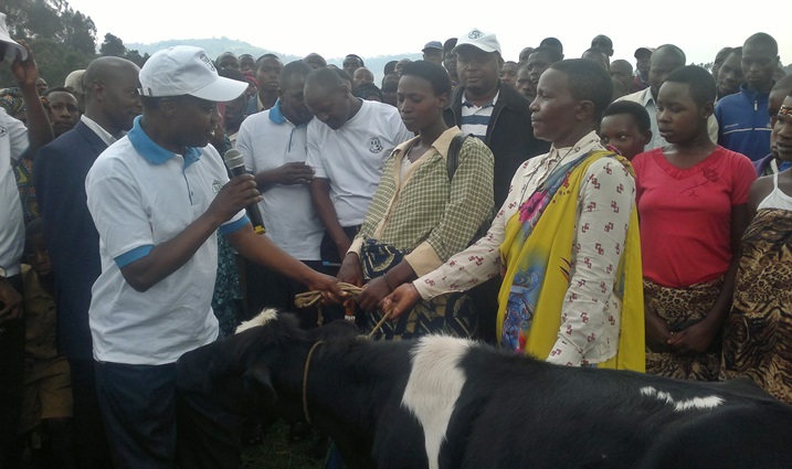 Abatishoboye 55 bazituriwe inka na bagenzi babo.