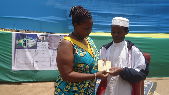 Abatishoboye baguriwe ubwisungane mu kwivuza i Mugandamure.