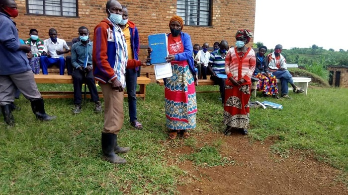Urangije manda n'umuyobozi mushya mu midugudu yo mu Karere ka Gakenke biyemeje gufatanya
