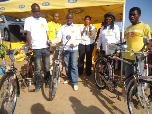 Abagize amahirwe yo gutombora amagare.