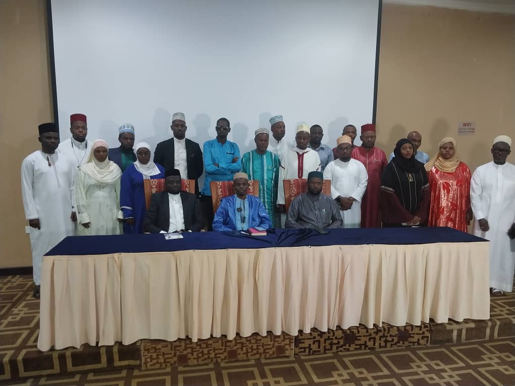 Abaatowe bafashe ifoto y'urwibutso