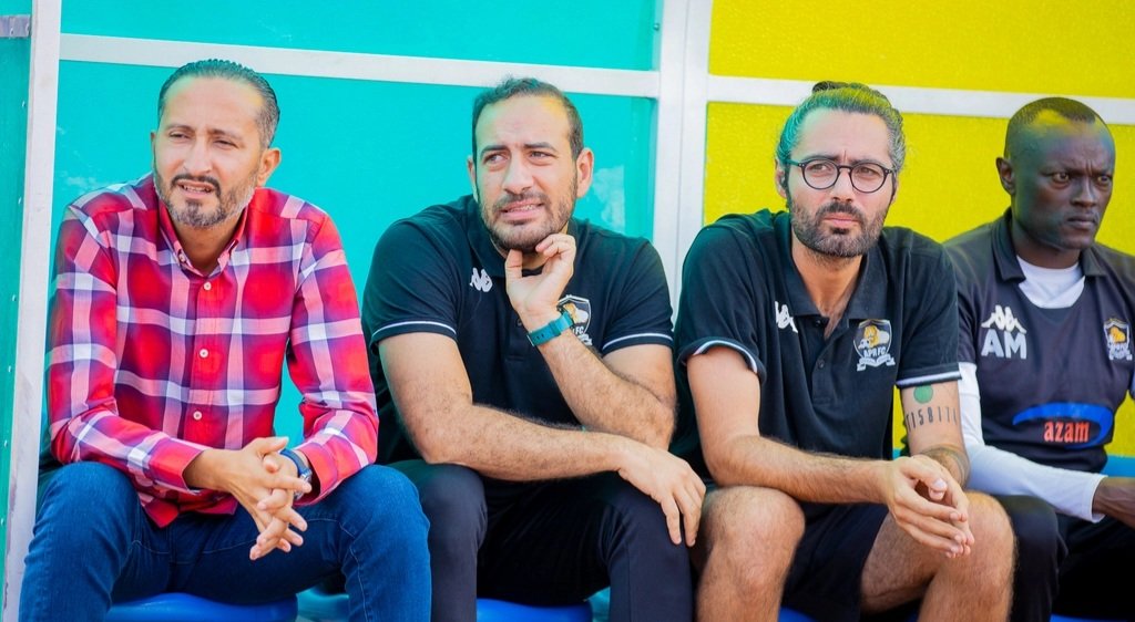 Abatoza ba APR FC bareba uko ikipe yabo iri kunyagira Rutsiro FC