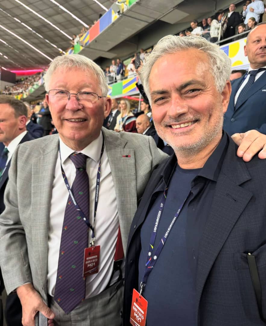 Abatoza b'abanyabigwi Sir Alex Ferguson (uri ibumoso) watoje Manchester United unakomoka muri Scotland yanyagiwe na Jose Mourinho (iburyo) na we watoje iyi kipe akongeraho andi nka Chelsea,Real Madrid, barebye uyu mukino