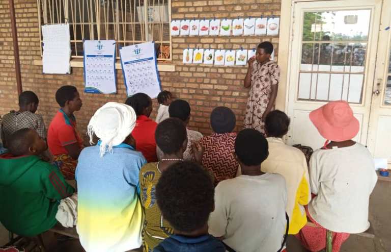 Abatumva ntibanavuge batageze mu ishuri babigishiriza ururimi rw'amarenga mu gikari cy'inzu mberabyombi 