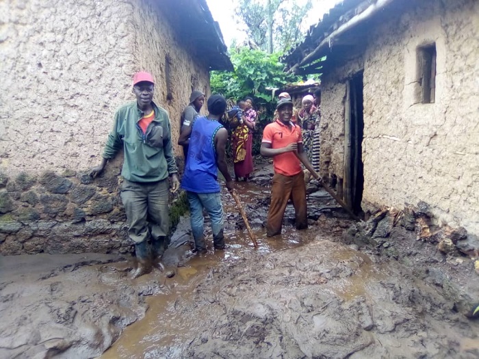 Abaturage mu gikorwa cyo gukura isayo y'ibyondo byinjiye mu mazu