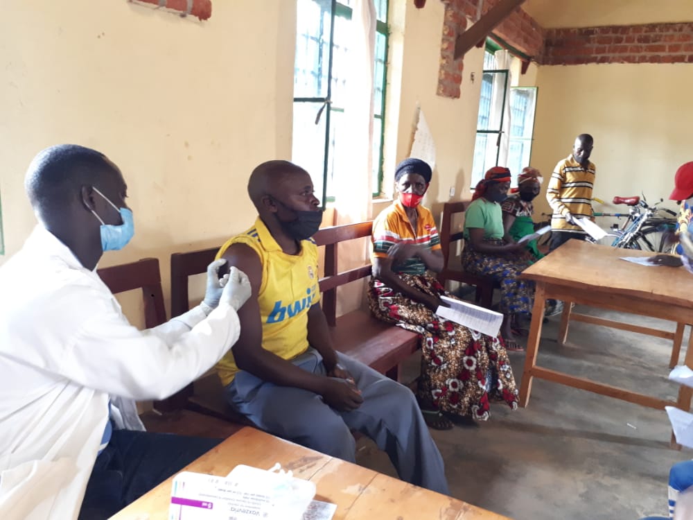 Abaturage barasabwa kutadohoka ku mabwiriza asanzwe yo kwirinda covid-19 kuko gukingirwa bidakuraho kuba uwahawe urukingo yakwandura cyangwa akanduza abandi Covid-19