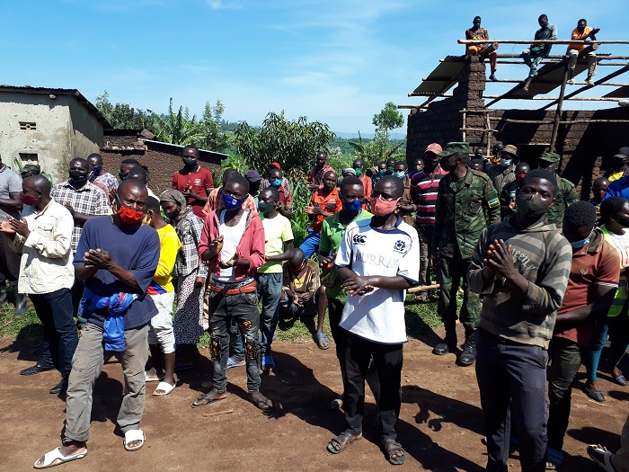 Abaturage bishimiye inkunga bahawe ndetse biyemeza kutazongera kurangara ngo basakare bataziritse ibisenge