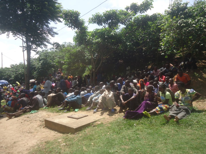 Abaturage b'akagari ka Kigenge bavuga ko abiba amabendera ari abantu baba bashaka guhungabanya umutekano wabo.