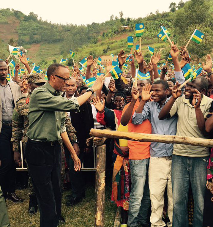 Abaturage ba Gakenke baha ikaze Perezida Kagame (Photo @UrugwiroVillage).