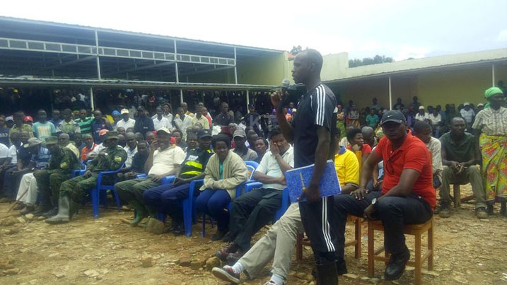 Abaturage babaza ibibazo by'imihanda yangiritse.