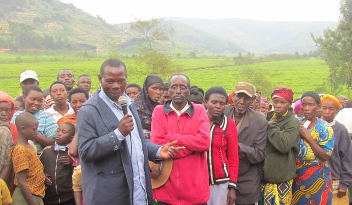 Abaturage babajije ibibazo byabo banagaragaza ibyishimo batewe no kuba abayobozi babagereye.