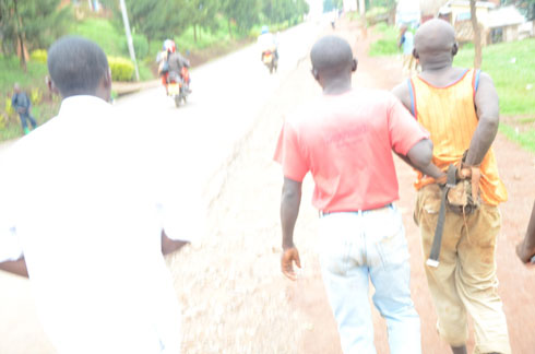 Abaturage bafashe umusore agiye kwivugana nyina.